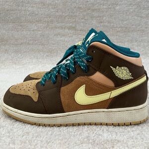 NIKE GS Air Jordon 1 Mid SE Cacao Wow Ale Brown Twine Luminous Green, size 4.5Y